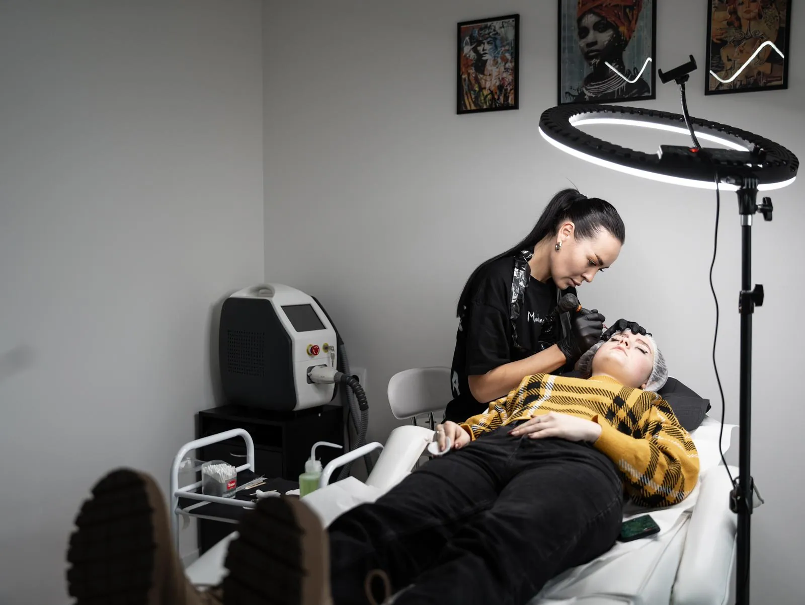 Ședință de micropigmentare a sprâncenelor la Madiny Tattoo București