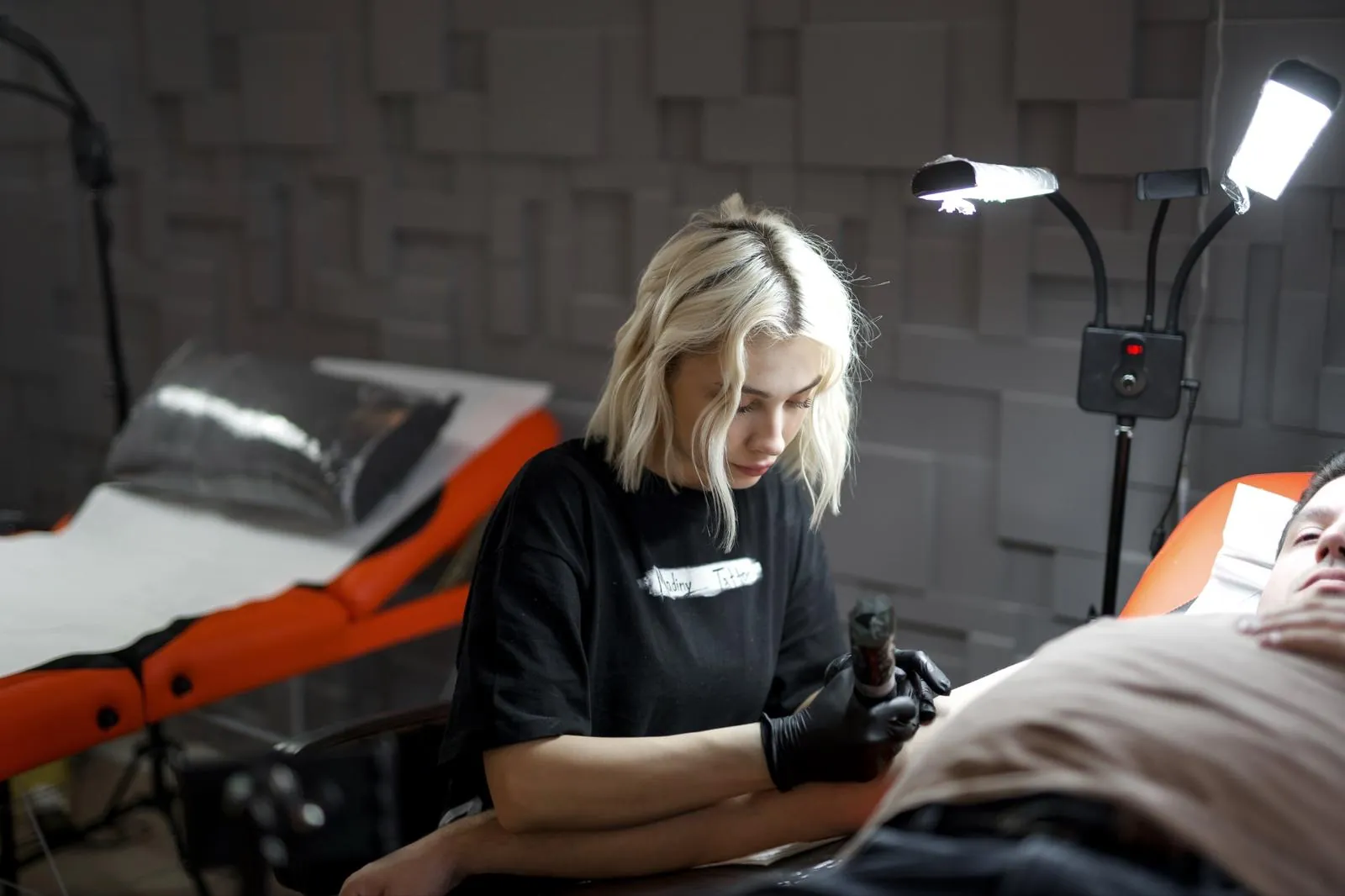 Tatuator Madiny Tattoo lucrând un tatuaj în studioul din București