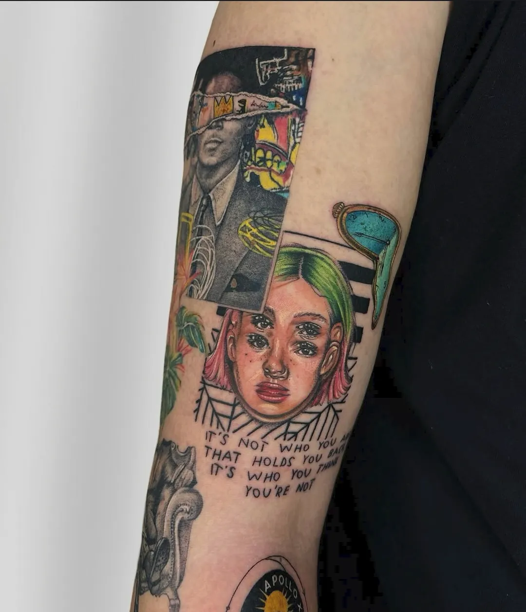 Tatuaj color pe braț cu un colaj suprarealist — portret rupt, ceas topit și o fată cu patru ochi