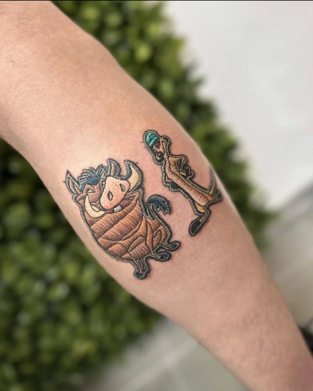 Tatuaj color pe antebraț cu o creatură fantastică