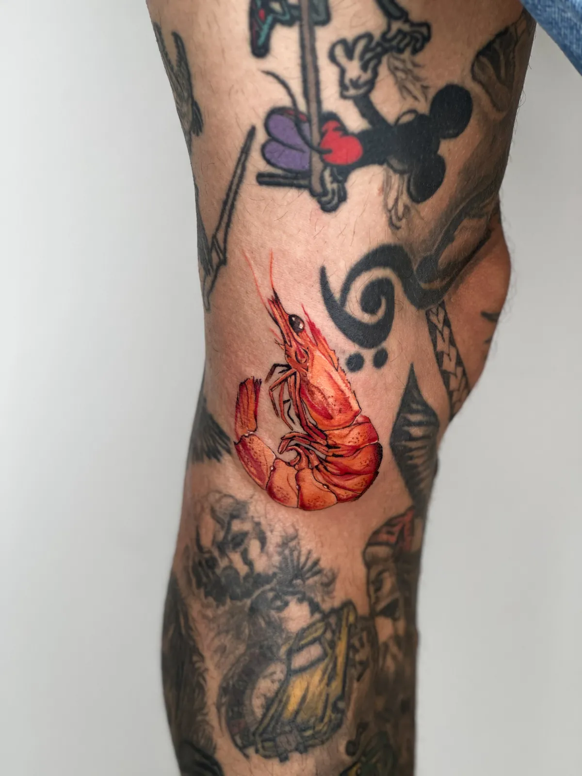 Tatuaj color realist pe picior cu o crevetă