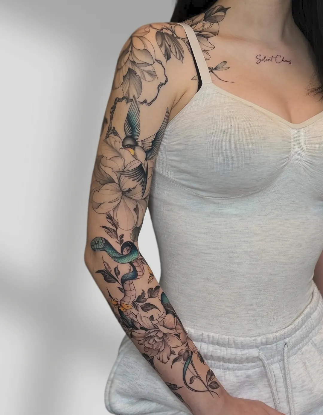 Tatuaj mânecă florală pe umăr și braț cu un șarpe și o rândunică
