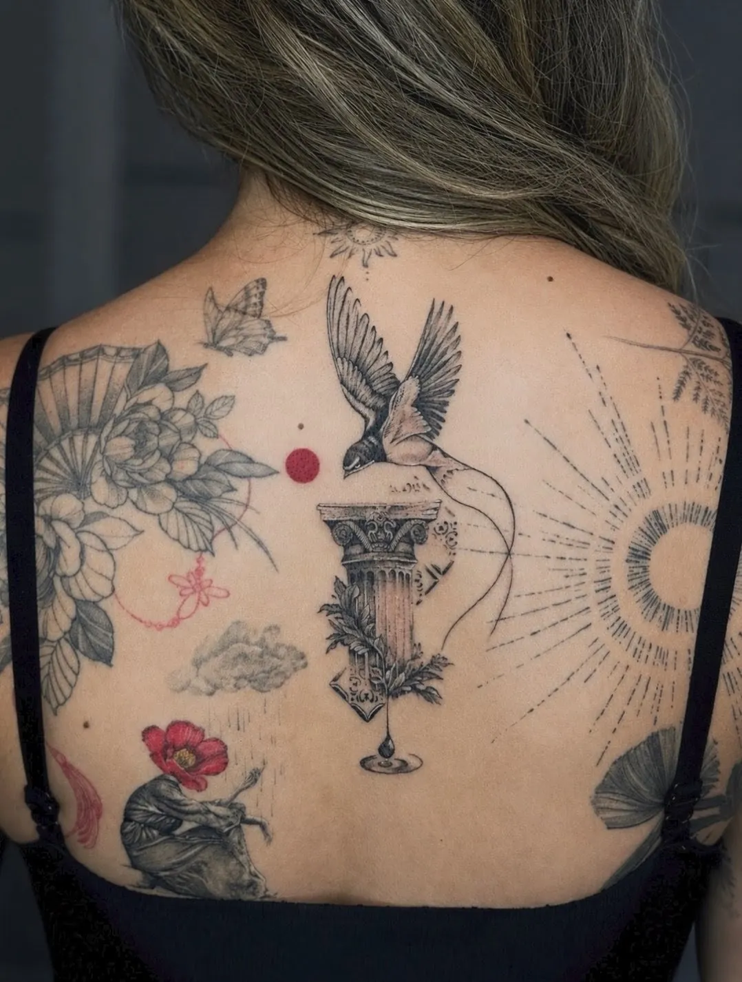 Colaj de tatuaje pe spate cu o coloană antică, o rândunică, flori și raze de soare