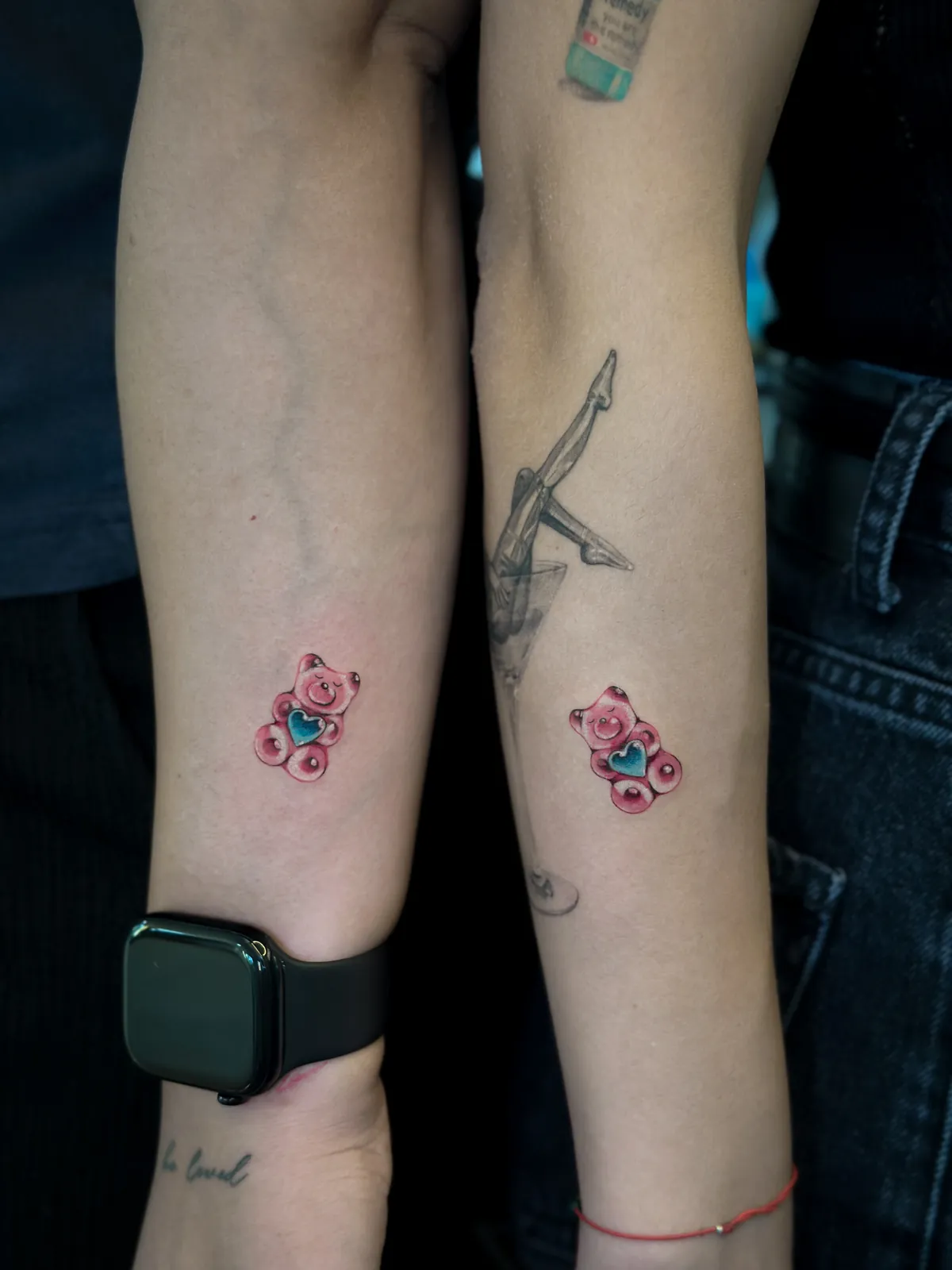 Tatuaje pereche pe antebrațe cu ursuleți de jeleu roz cu inimioară albastră